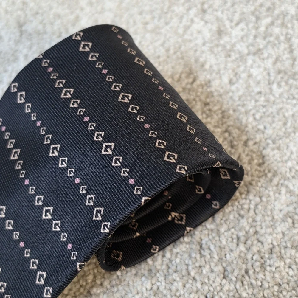 Gucci Silk Tie Black Pink GG Logo Pattern‎ Made Italy Luxury Designer Necktie